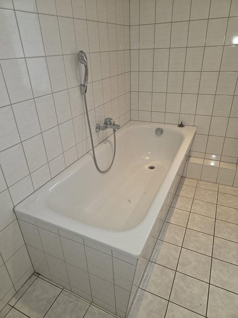 Prenájom bytu 4-izbový 130 m², Treskowallee 97, Berlin, Berlín Prenájom bytu 4-izbový 130 m², Treskowallee 97, Berlin, Berlín