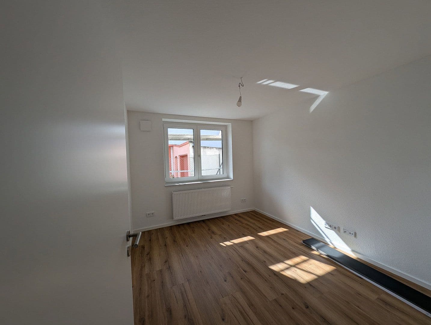 Prenájom bytu 4-izbový 105 m², Karlsruhe, Bádensko-Wurttembersko Prenájom bytu 4-izbový 105 m², Karlsruhe, Bádensko-Wurttembersko