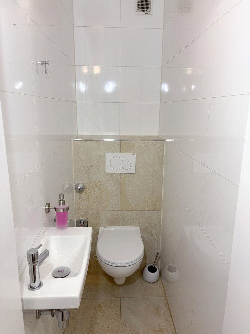 Prenájom bytu 4-izbový 93 m², Stuttgart, Bádensko-Wurttembersko Prenájom bytu 4-izbový 93 m², Stuttgart, Bádensko-Wurttembersko