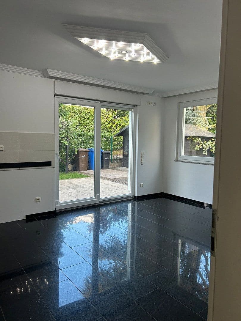 Prenájom domu 186 m², pozemok 384 m², Leverkusen, Severné Porýnie - Westfálsko Prenájom domu 186 m², pozemok 384 m², Leverkusen, Severné Porýnie - Westfálsko