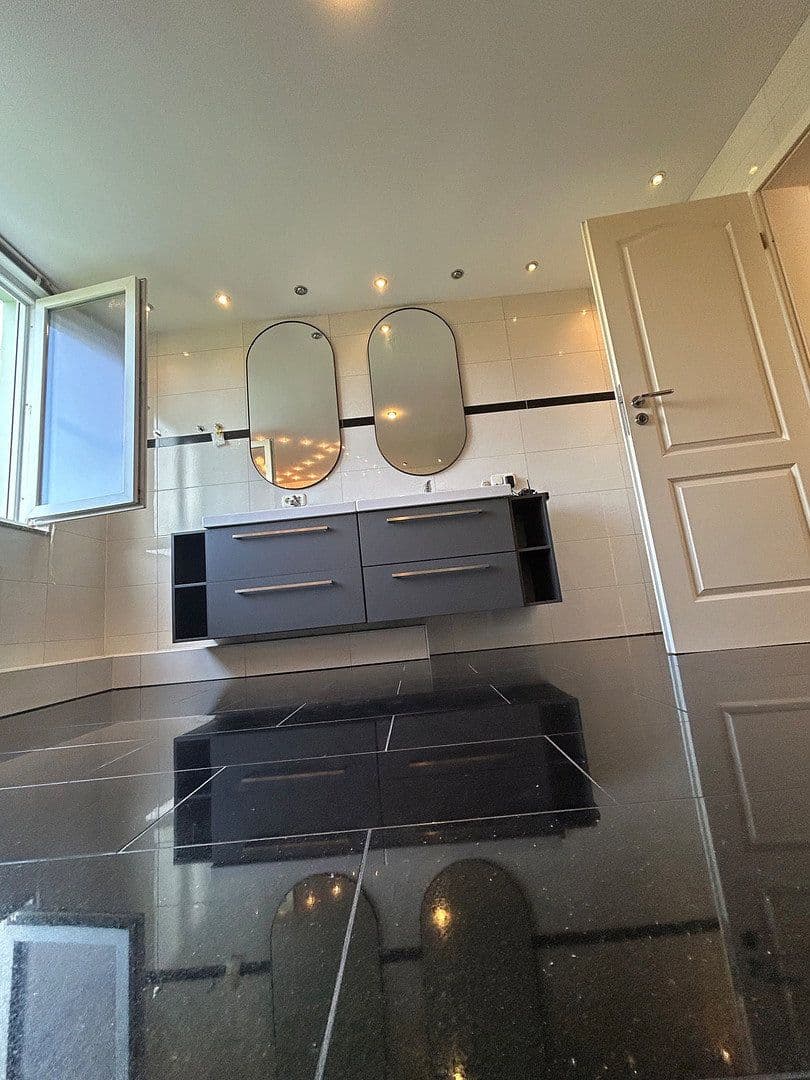 Prenájom domu 186 m², pozemok 384 m², Leverkusen, Severné Porýnie - Westfálsko Prenájom domu 186 m², pozemok 384 m², Leverkusen, Severné Porýnie - Westfálsko