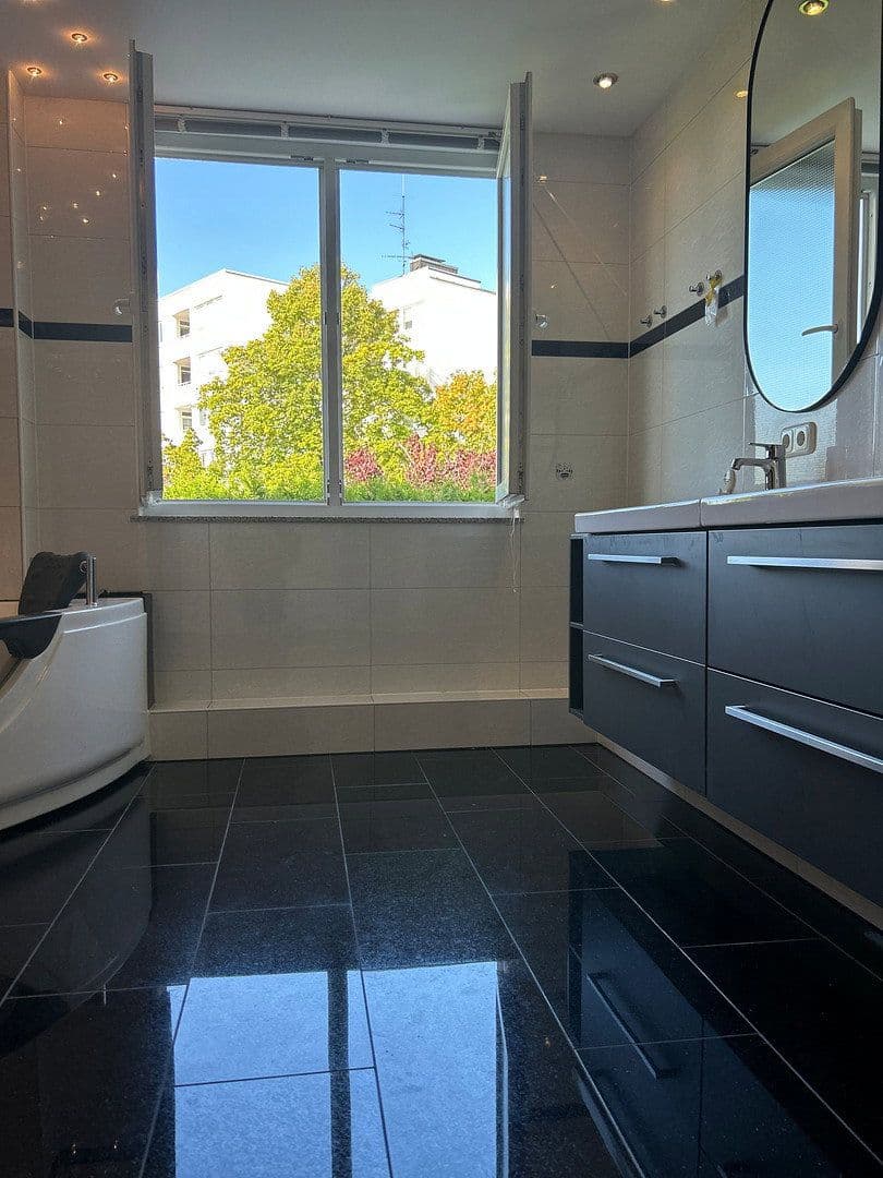 Prenájom domu 186 m², pozemok 384 m², Leverkusen, Severné Porýnie - Westfálsko Prenájom domu 186 m², pozemok 384 m², Leverkusen, Severné Porýnie - Westfálsko