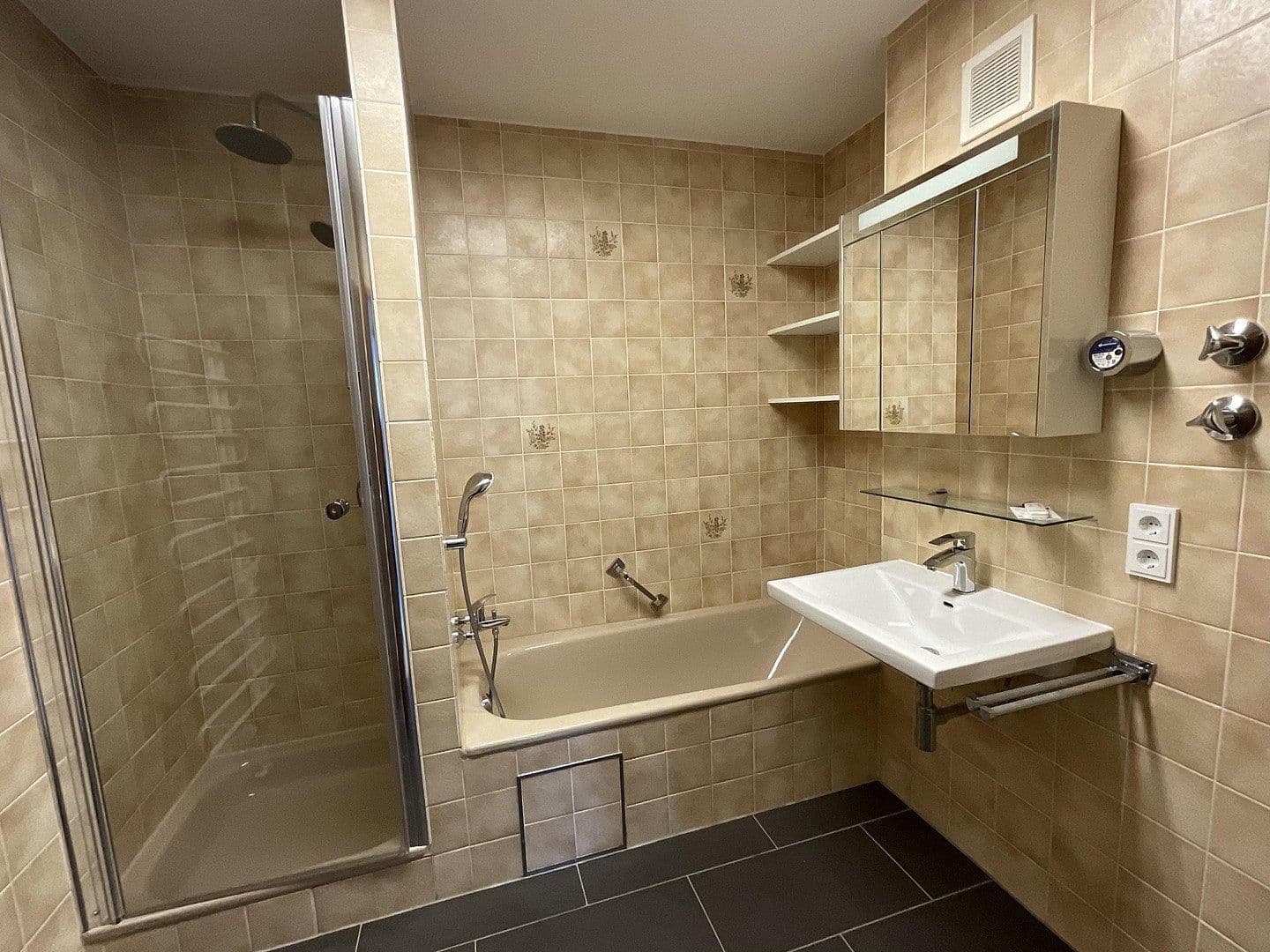 Prenájom bytu 3-izbový 92 m², Stadtbergen, Bavorsko Prenájom bytu 3-izbový 92 m², Stadtbergen, Bavorsko