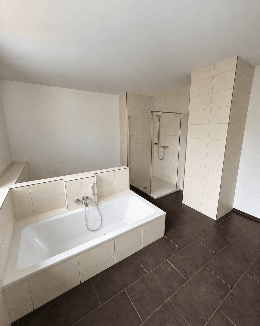 Prenájom bytu 4-izbový 135 m², Rudolfstraße 8, Chemnitz, Sasko Prenájom bytu 4-izbový 135 m², Rudolfstraße 8, Chemnitz, Sasko