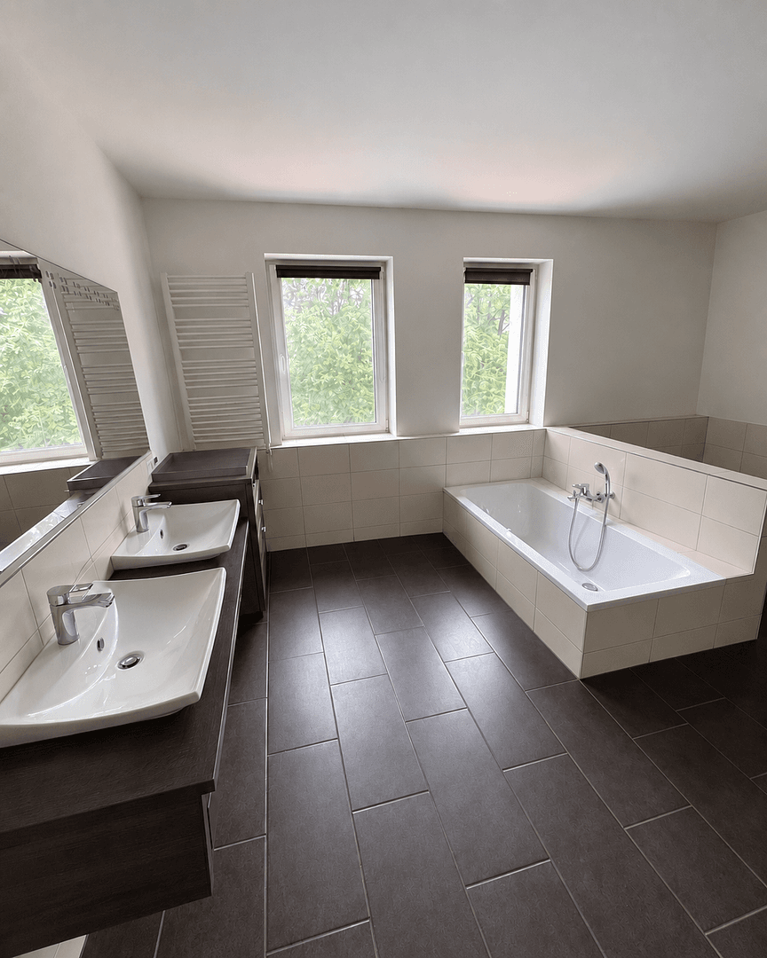 Prenájom bytu 4-izbový 135 m², Rudolfstraße 8, Chemnitz, Sasko Prenájom bytu 4-izbový 135 m², Rudolfstraße 8, Chemnitz, Sasko