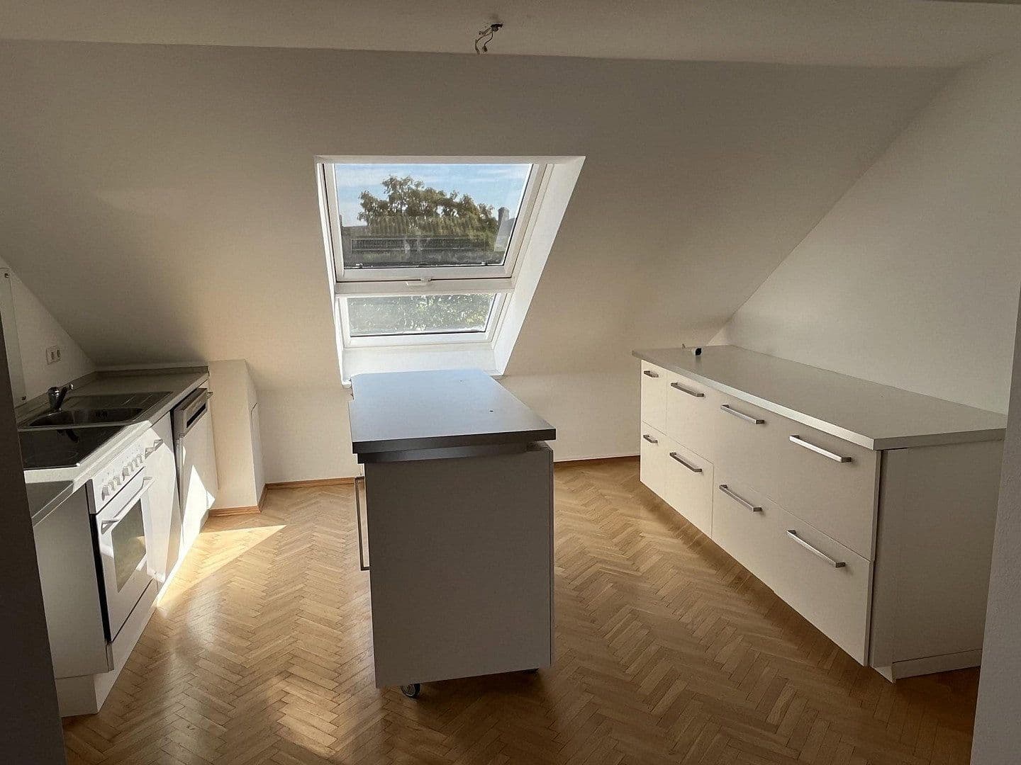 Prenájom bytu 2-izbový 80 m², Frankfurt, Hesensko Prenájom bytu 2-izbový 80 m², Frankfurt, Hesensko
