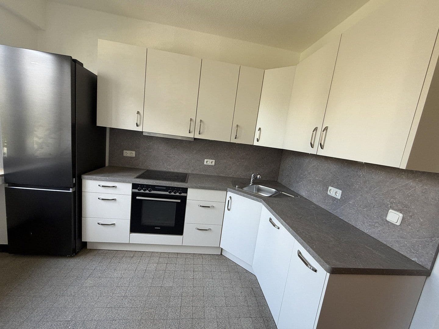 Prenájom bytu 3-izbový 79 m², Juist Str. 12, Düsseldorf, Severné Porýnie - Westfálsko Prenájom bytu 3-izbový 79 m², Juist Str. 12, Düsseldorf, Severné Porýnie - Westfálsko