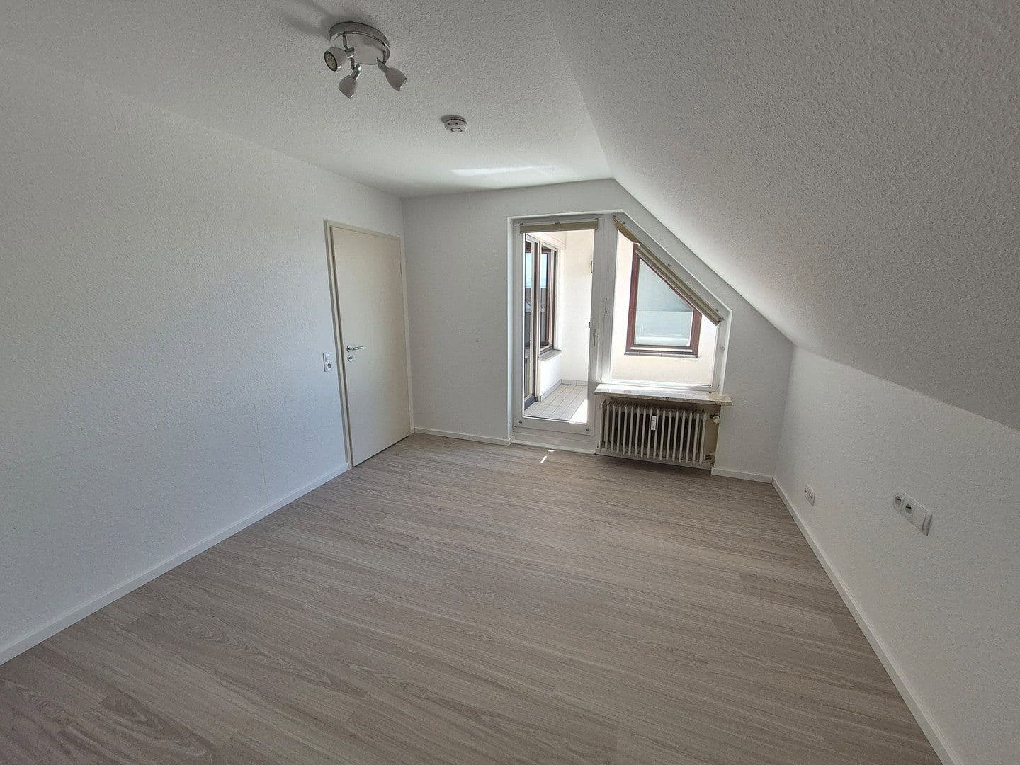 Prenájom bytu 3-izbový 80 m², Moltkestraße 22, Friedrichshafen, Bádensko-Wurttembersko Prenájom bytu 3-izbový 80 m², Moltkestraße 22, Friedrichshafen, Bádensko-Wurttembersko
