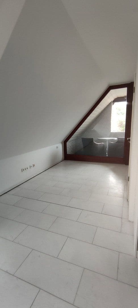 Prenájom bytu 3-izbový 120 m², Seelze, Dolné Sasko Prenájom bytu 3-izbový 120 m², Seelze, Dolné Sasko