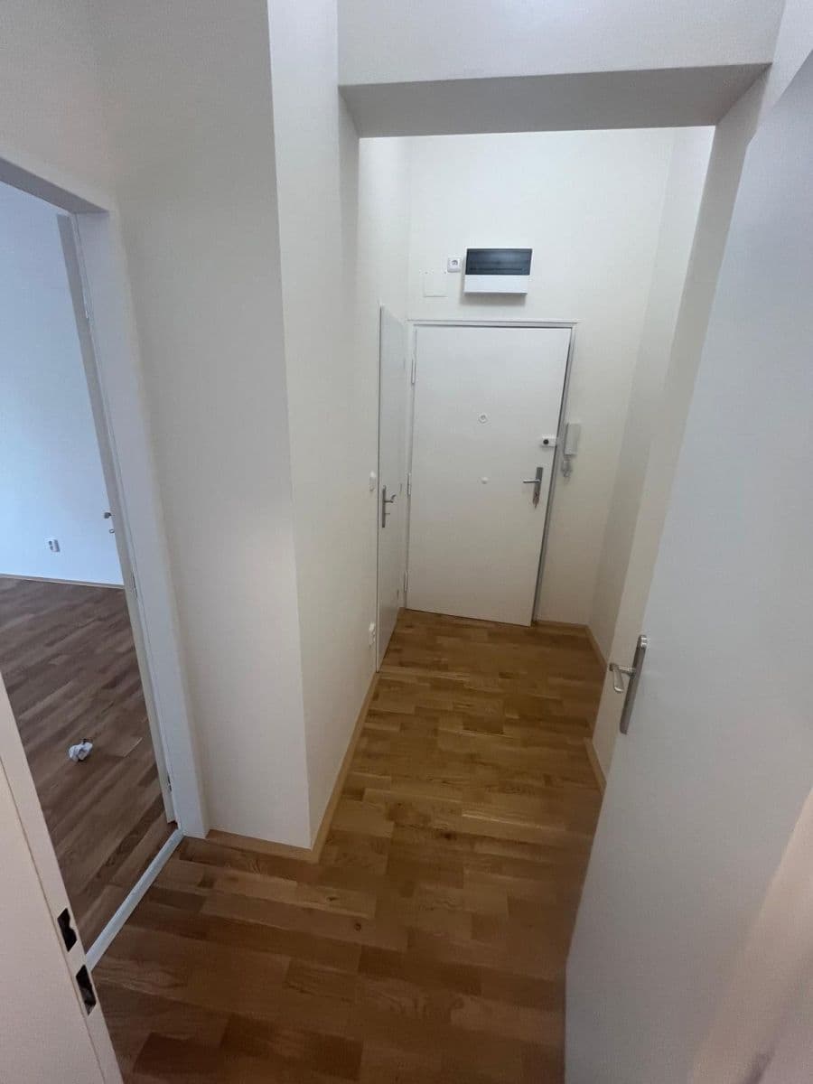 Predaj bytu 1-izbový 30 m², 28. pluku, Praha, Praha Predaj bytu 1-izbový 30 m², 28. pluku, Praha, Praha
