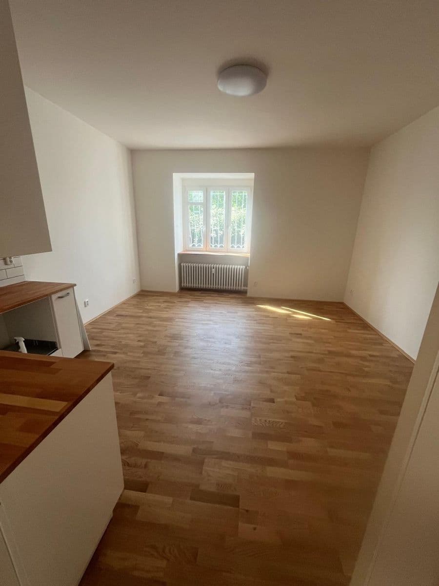 Predaj bytu 1-izbový 30 m², 28. pluku, Praha, Praha Predaj bytu 1-izbový 30 m², 28. pluku, Praha, Praha