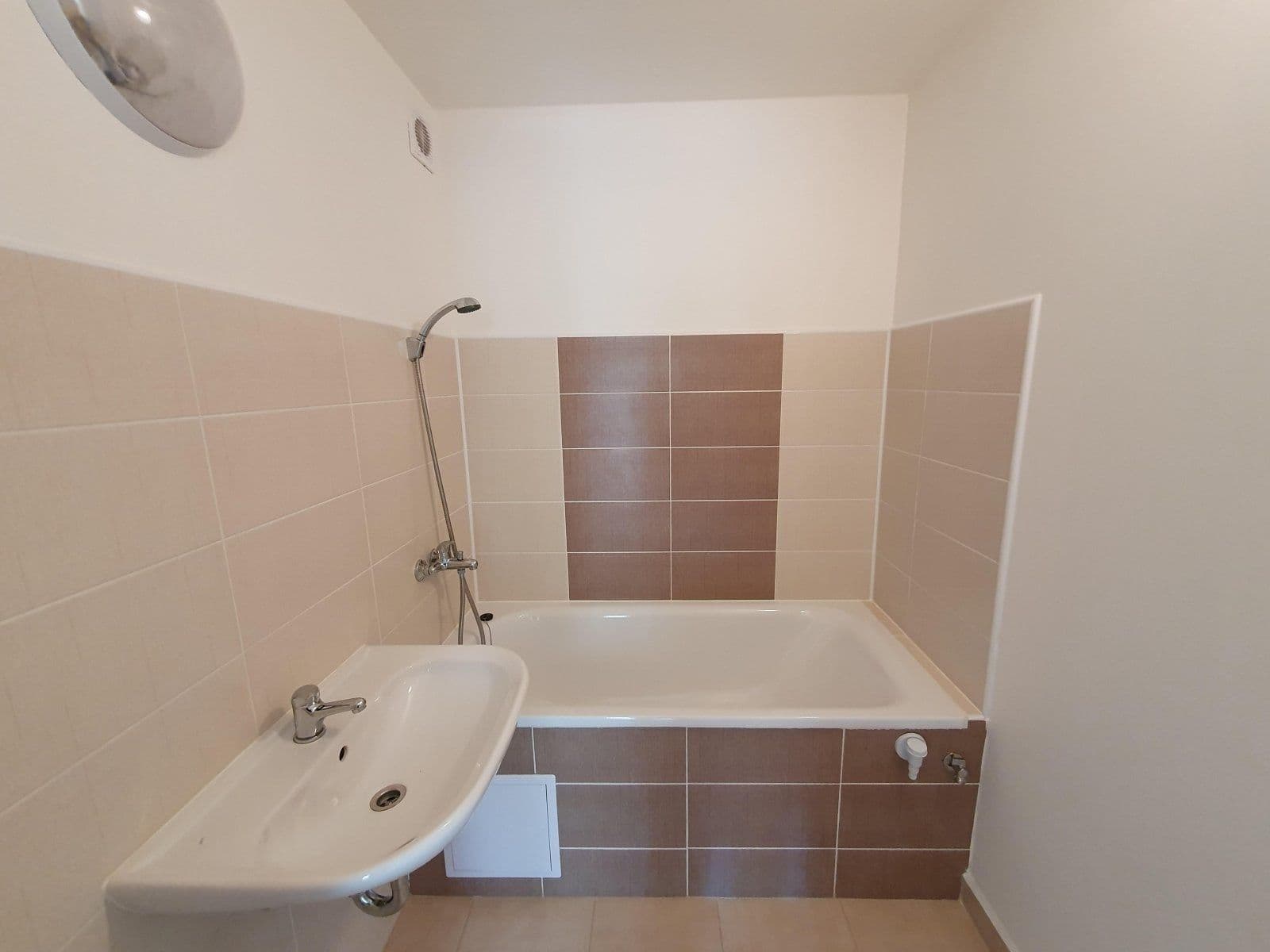 Prenájom bytu 3-izbový 68 m², Energetiků, Orlová, Moravskoslezský kraj Prenájom bytu 3-izbový 68 m², Energetiků, Orlová, Moravskoslezský kraj