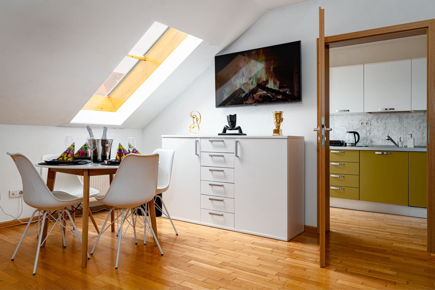 Prenájom bytu 124 m², Zborovská, Praha, Praha Prenájom bytu 124 m², Zborovská, Praha, Praha