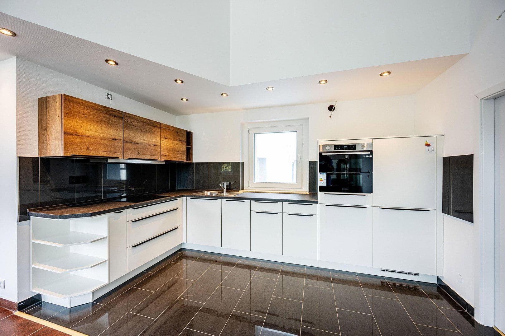 Prenájom bytu 2-izbový 76 m², Mühlenweg 58, Wuppertal, Severné Porýnie - Westfálsko Prenájom bytu 2-izbový 76 m², Mühlenweg 58, Wuppertal, Severné Porýnie - Westfálsko