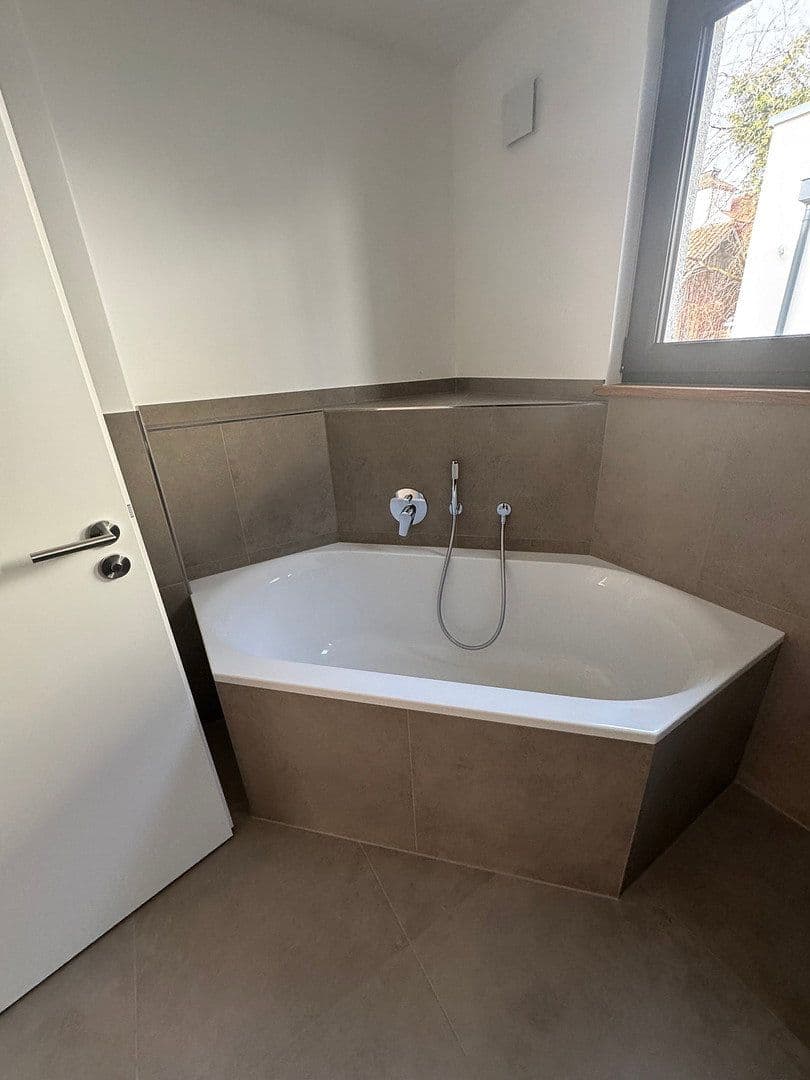 Prenájom bytu 5-izbový 126 m², Taufkirchen, Bavorsko Prenájom bytu 5-izbový 126 m², Taufkirchen, Bavorsko