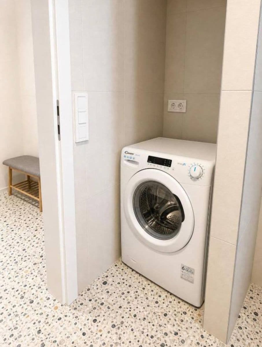 Prenájom bytu 2-izbový 39 m², U Komína, Praha, Praha Prenájom bytu 2-izbový 39 m², U Komína, Praha, Praha