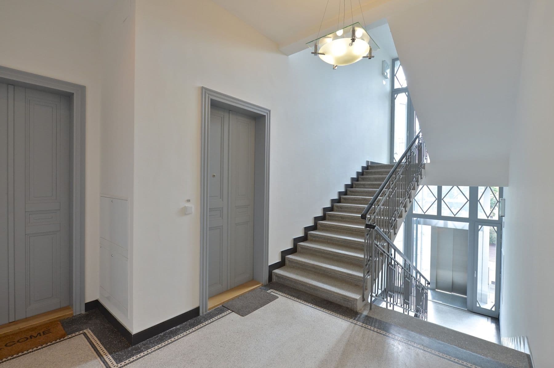 Prenájom bytu 5-izbový 184 m², Laubova, Praha, Praha Prenájom bytu 5-izbový 184 m², Laubova, Praha, Praha