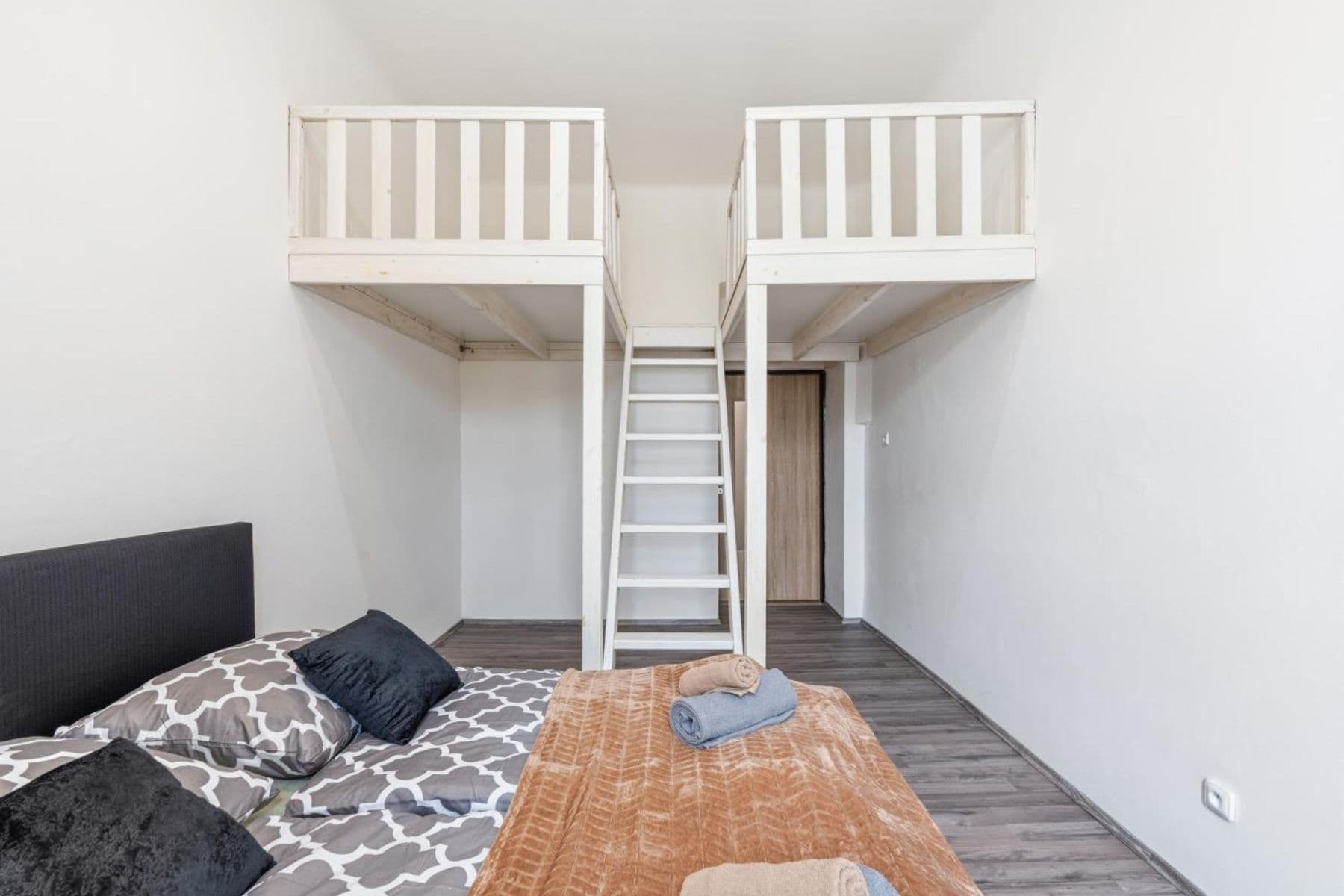 Prenájom bytu 154 m², Zborovská, Praha, Praha Prenájom bytu 154 m², Zborovská, Praha, Praha