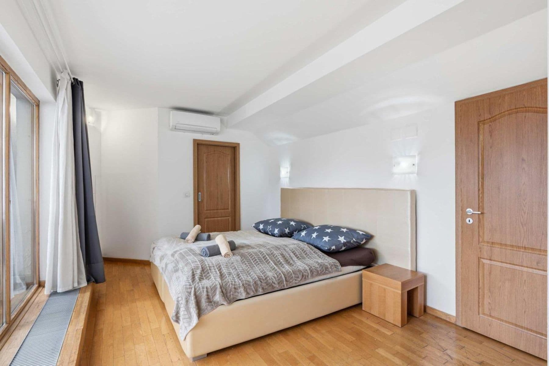 Prenájom bytu 180 m², Zborovská, Praha, Praha Prenájom bytu 180 m², Zborovská, Praha, Praha