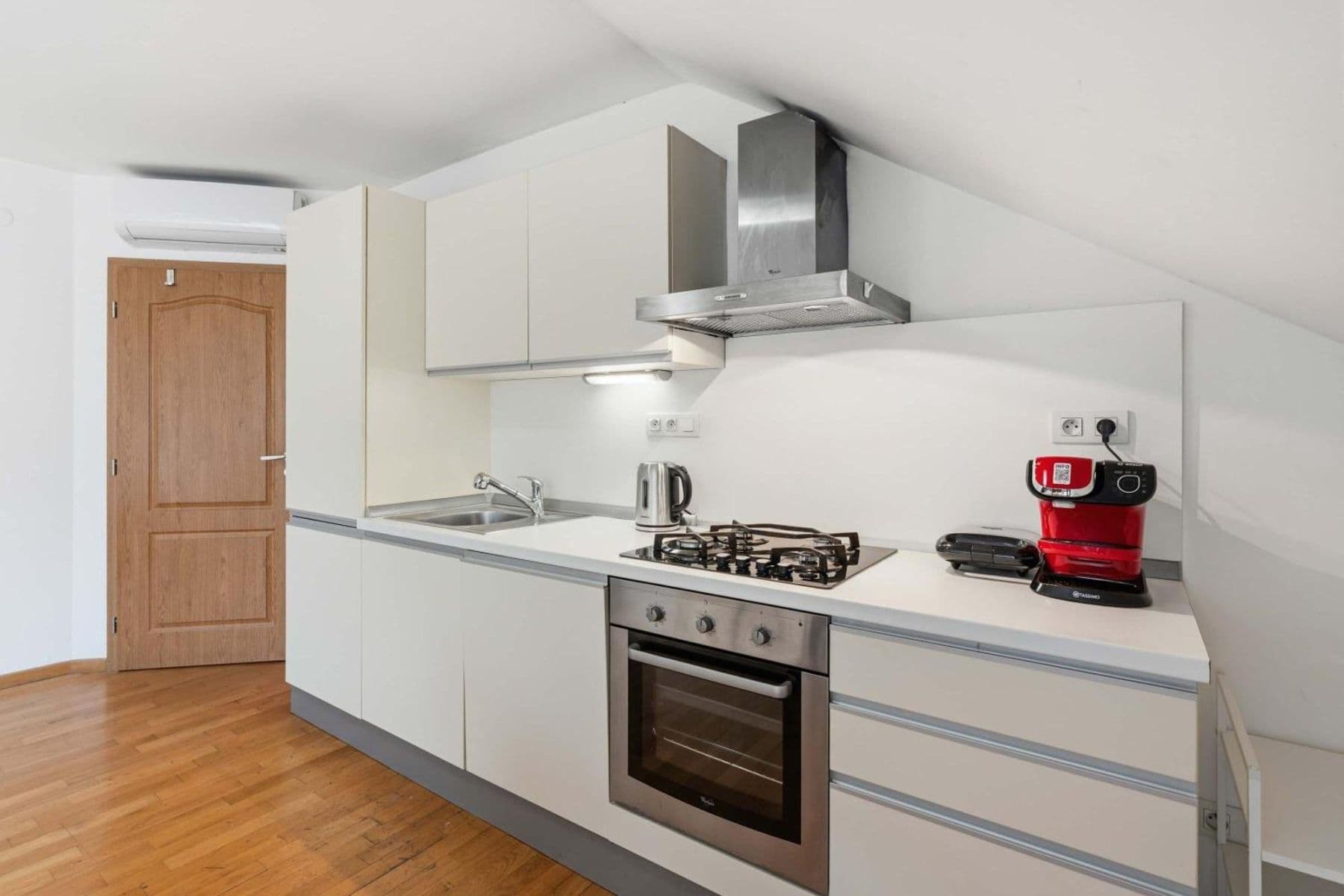 Prenájom bytu 180 m², Zborovská, Praha, Praha Prenájom bytu 180 m², Zborovská, Praha, Praha