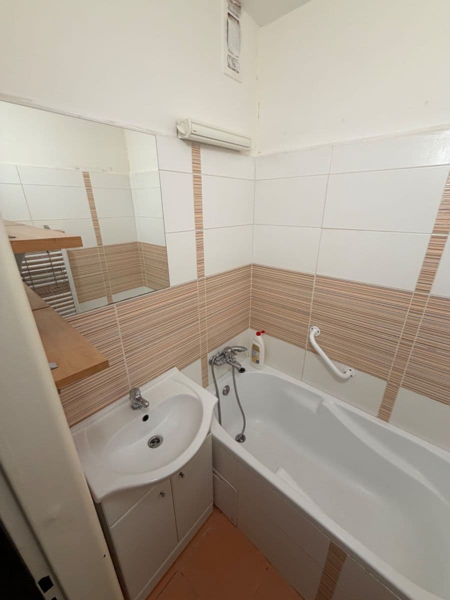 Prenájom bytu 1-izbový 36 m², Palackého náměstí, Karlovy Vary, Karlovarský kraj Prenájom bytu 1-izbový 36 m², Palackého náměstí, Karlovy Vary, Karlovarský kraj
