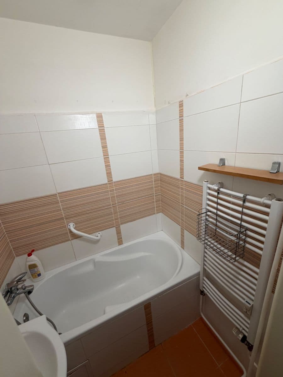 Prenájom bytu 1-izbový 36 m², Palackého náměstí, Karlovy Vary, Karlovarský kraj Prenájom bytu 1-izbový 36 m², Palackého náměstí, Karlovy Vary, Karlovarský kraj