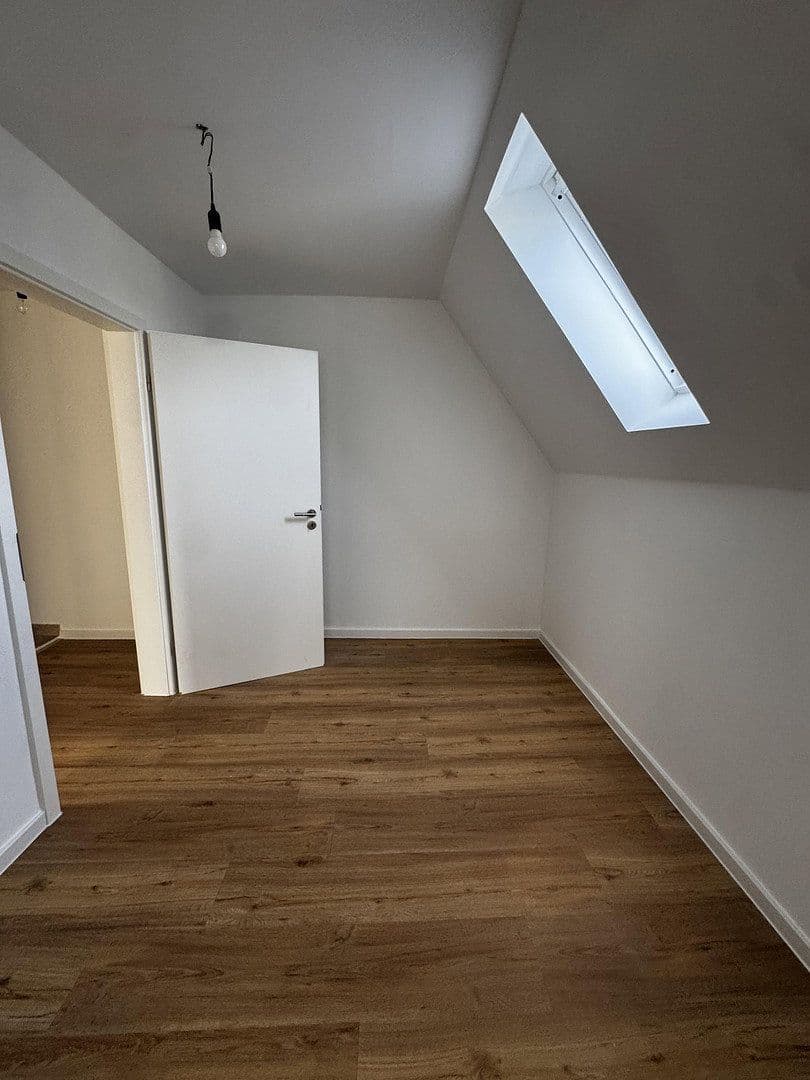 Prenájom domu 100 m², pozemok 300 m², Nibelungenstraße 37, Viernheim, Hesensko Prenájom domu 100 m², pozemok 300 m², Nibelungenstraße 37, Viernheim, Hesensko