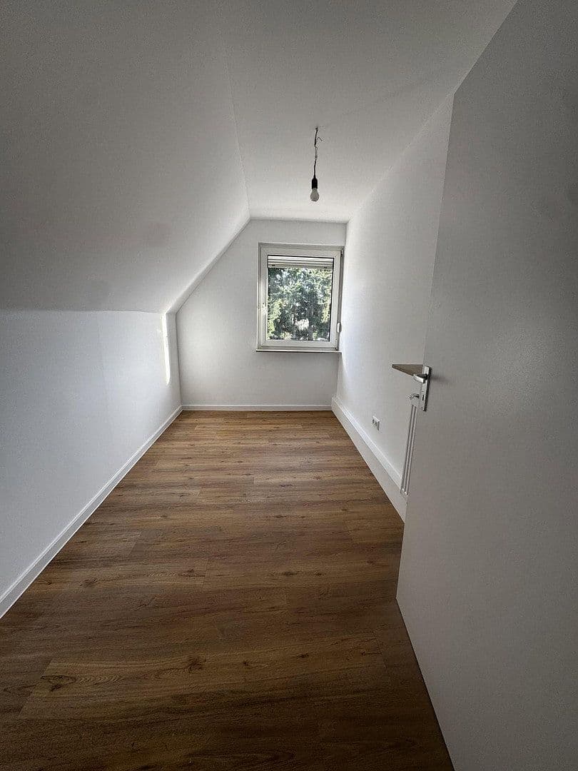 Prenájom domu 100 m², pozemok 300 m², Nibelungenstraße 37, Viernheim, Hesensko Prenájom domu 100 m², pozemok 300 m², Nibelungenstraße 37, Viernheim, Hesensko