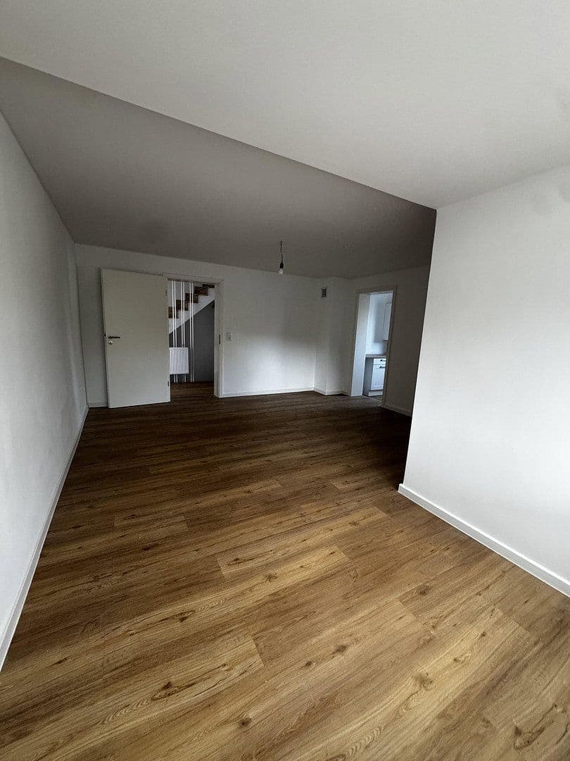 Prenájom domu 100 m², pozemok 300 m², Nibelungenstraße 37, Viernheim, Hesensko Prenájom domu 100 m², pozemok 300 m², Nibelungenstraße 37, Viernheim, Hesensko