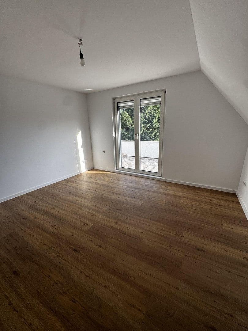 Prenájom domu 100 m², pozemok 300 m², Nibelungenstraße 37, Viernheim, Hesensko Prenájom domu 100 m², pozemok 300 m², Nibelungenstraße 37, Viernheim, Hesensko