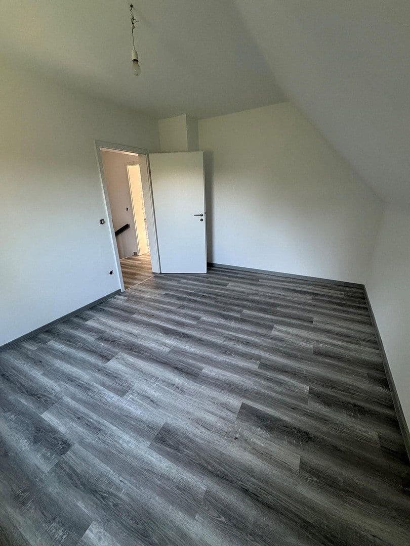 Predaj domu 167 m², pozemok 694 m², Königsberger Strasse 31, Baiersdorf, Bavorsko Predaj domu 167 m², pozemok 694 m², Königsberger Strasse 31, Baiersdorf, Bavorsko
