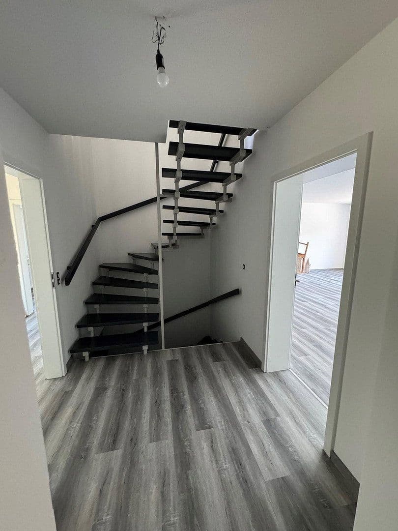 Predaj domu 167 m², pozemok 694 m², Königsberger Strasse 31, Baiersdorf, Bavorsko Predaj domu 167 m², pozemok 694 m², Königsberger Strasse 31, Baiersdorf, Bavorsko