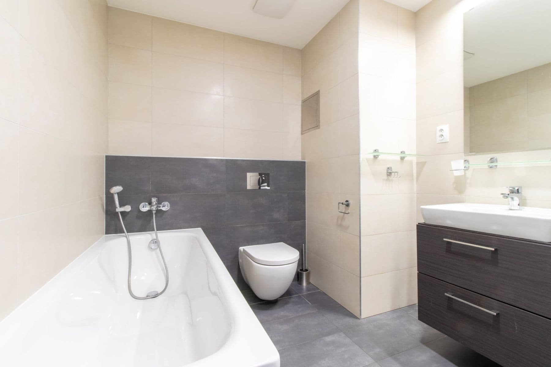 Prenájom bytu 3-izbový 99 m², Zvěřinova, Praha, Praha Prenájom bytu 3-izbový 99 m², Zvěřinova, Praha, Praha