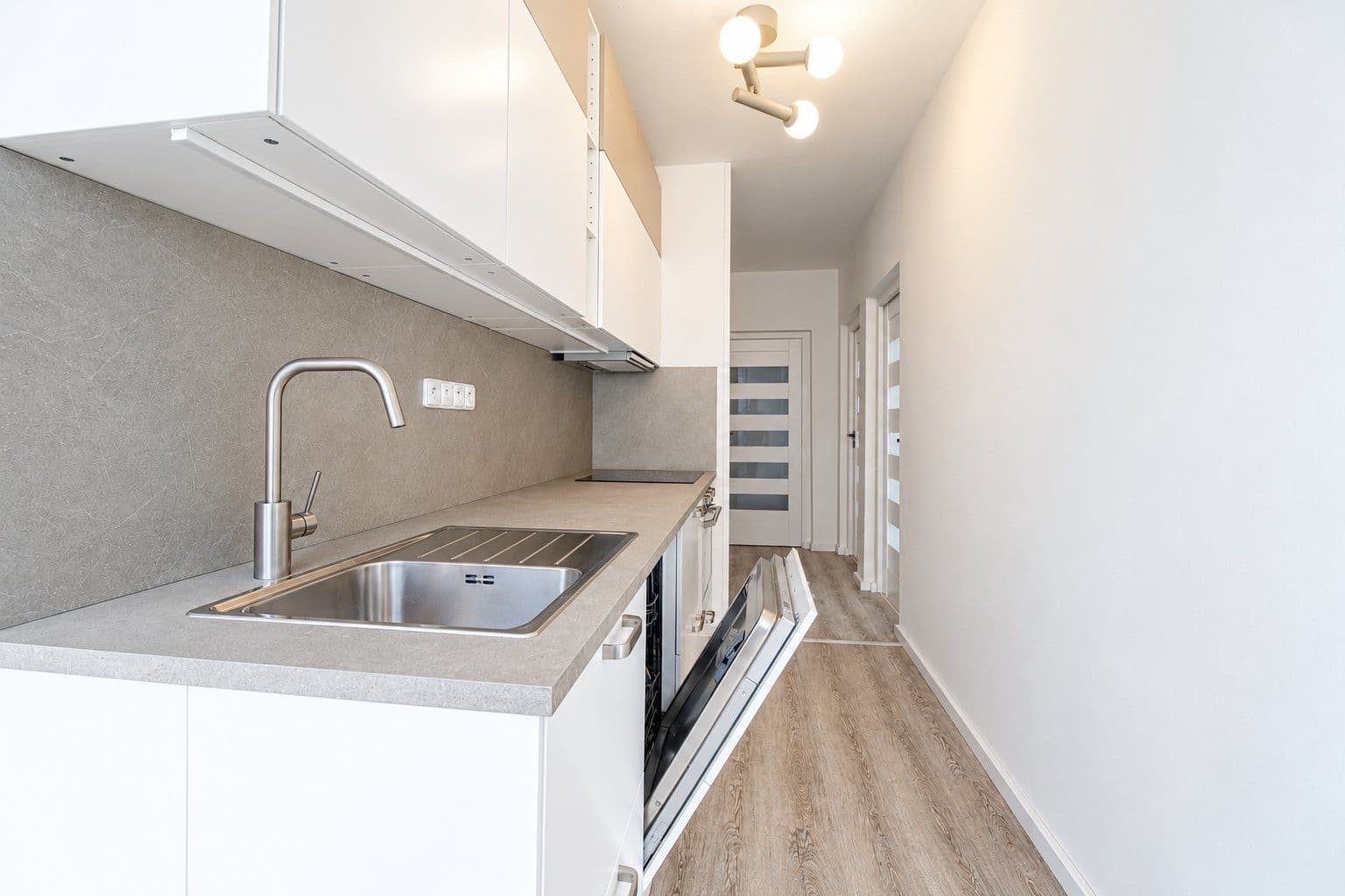 Prenájom bytu 4-izbový 77 m², Nedašovská, Praha, Praha Prenájom bytu 4-izbový 77 m², Nedašovská, Praha, Praha