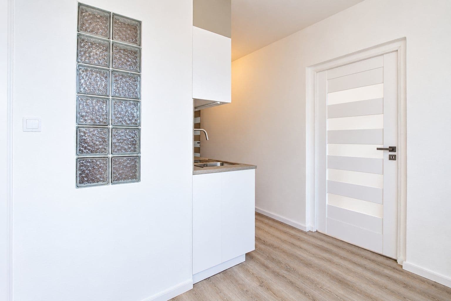 Prenájom bytu 4-izbový 77 m², Nedašovská, Praha, Praha Prenájom bytu 4-izbový 77 m², Nedašovská, Praha, Praha