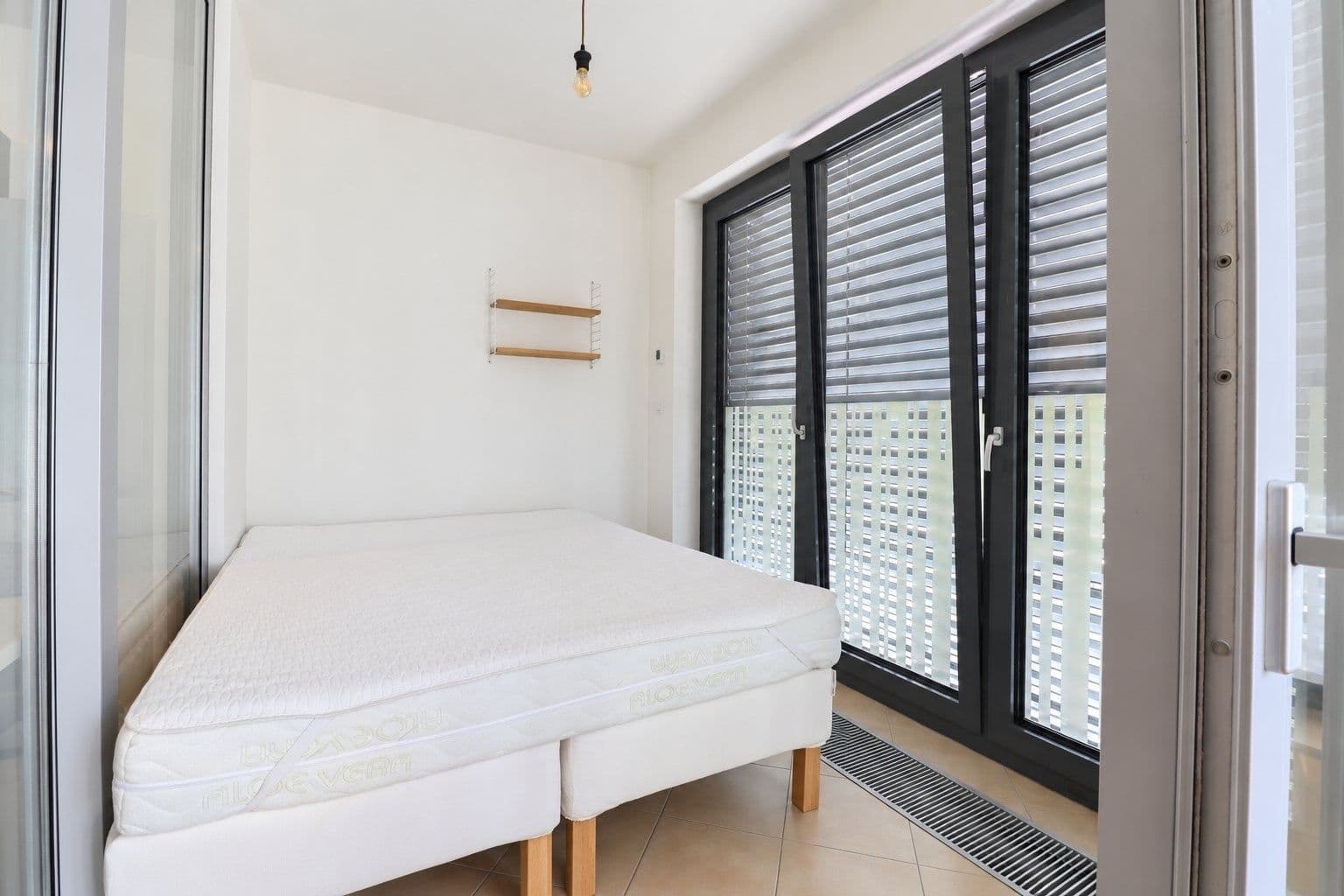 Prenájom bytu 1-izbový 48 m², Olšanská, Praha, Praha Prenájom bytu 1-izbový 48 m², Olšanská, Praha, Praha