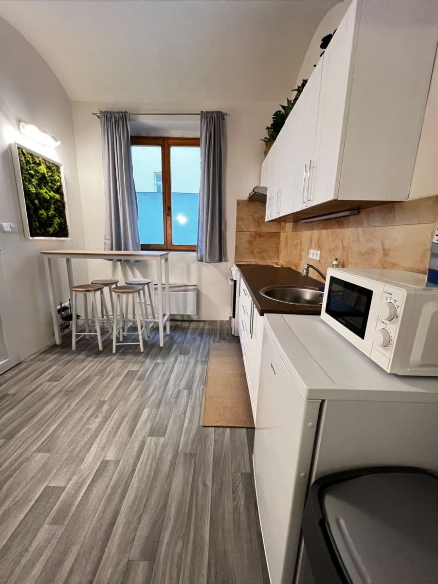 Prenájom bytu 2-izbový 35 m², Plzeňská, Praha, Praha Prenájom bytu 2-izbový 35 m², Plzeňská, Praha, Praha