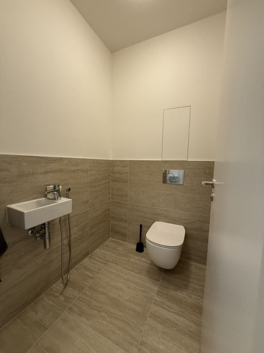 Prenájom bytu 3-izbový 79 m², Laponská, Praha, Praha Prenájom bytu 3-izbový 79 m², Laponská, Praha, Praha