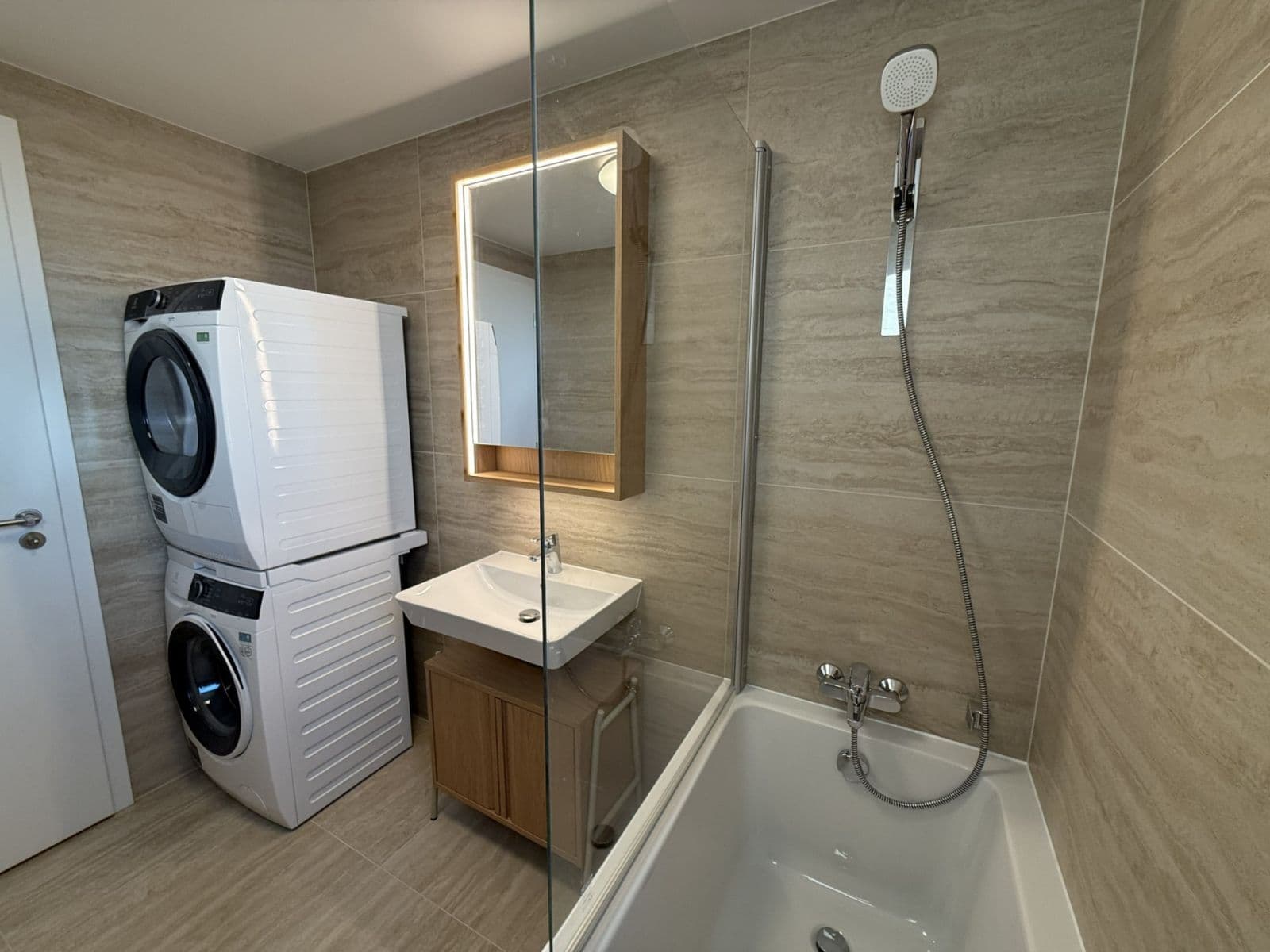 Prenájom bytu 3-izbový 79 m², Laponská, Praha, Praha Prenájom bytu 3-izbový 79 m², Laponská, Praha, Praha
