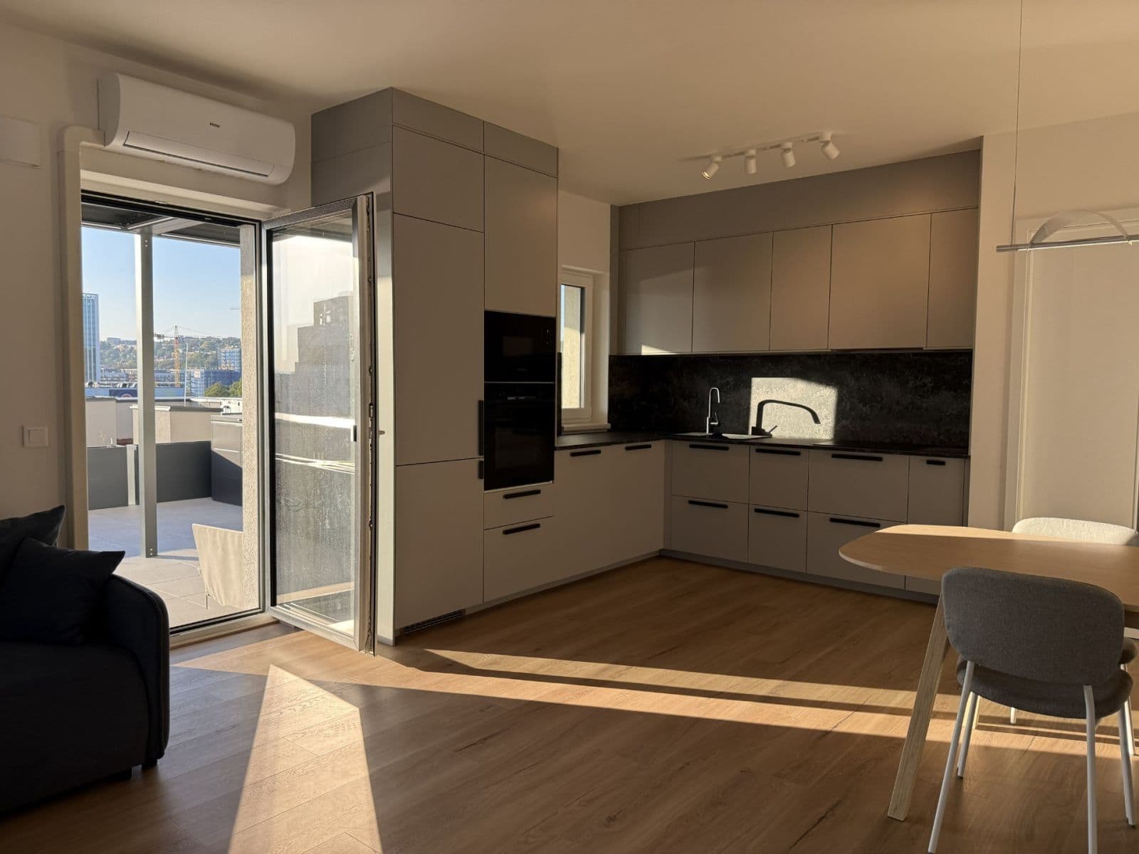 Prenájom bytu 3-izbový 79 m², Laponská, Praha, Praha Prenájom bytu 3-izbový 79 m², Laponská, Praha, Praha