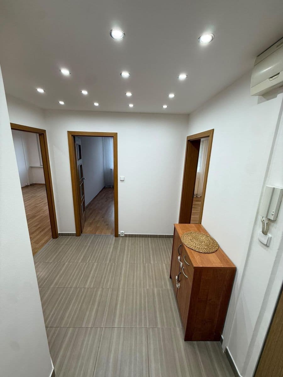 Prenájom bytu 3-izbový 68 m², Šimonova, Praha, Praha Prenájom bytu 3-izbový 68 m², Šimonova, Praha, Praha