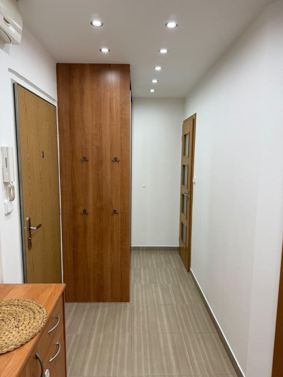 Prenájom bytu 3-izbový 68 m², Šimonova, Praha, Praha Prenájom bytu 3-izbový 68 m², Šimonova, Praha, Praha