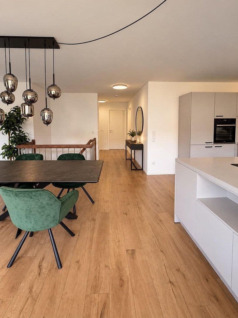 Prenájom bytu 5-izbový 130 m², Feldkirchen-Westerham(Vagen), Bavorsko Prenájom bytu 5-izbový 130 m², Feldkirchen-Westerham(Vagen), Bavorsko