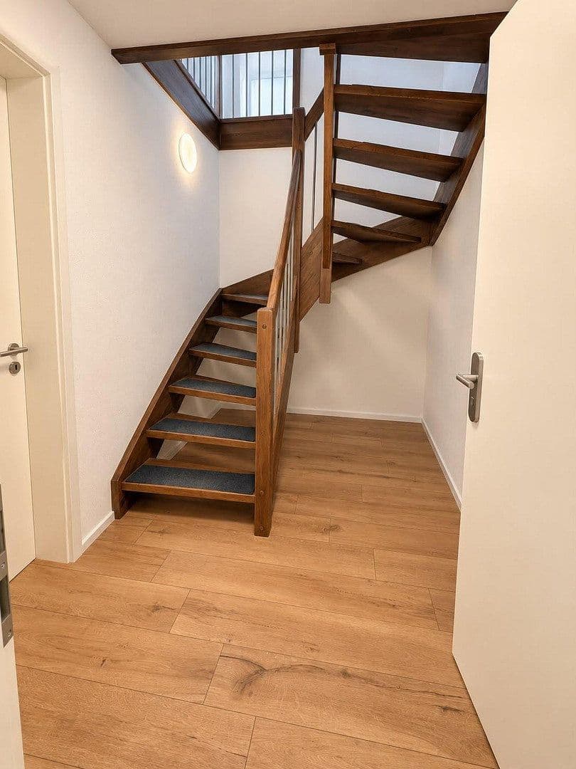Prenájom bytu 5-izbový 130 m², Feldkirchen-Westerham(Vagen), Bavorsko Prenájom bytu 5-izbový 130 m², Feldkirchen-Westerham(Vagen), Bavorsko