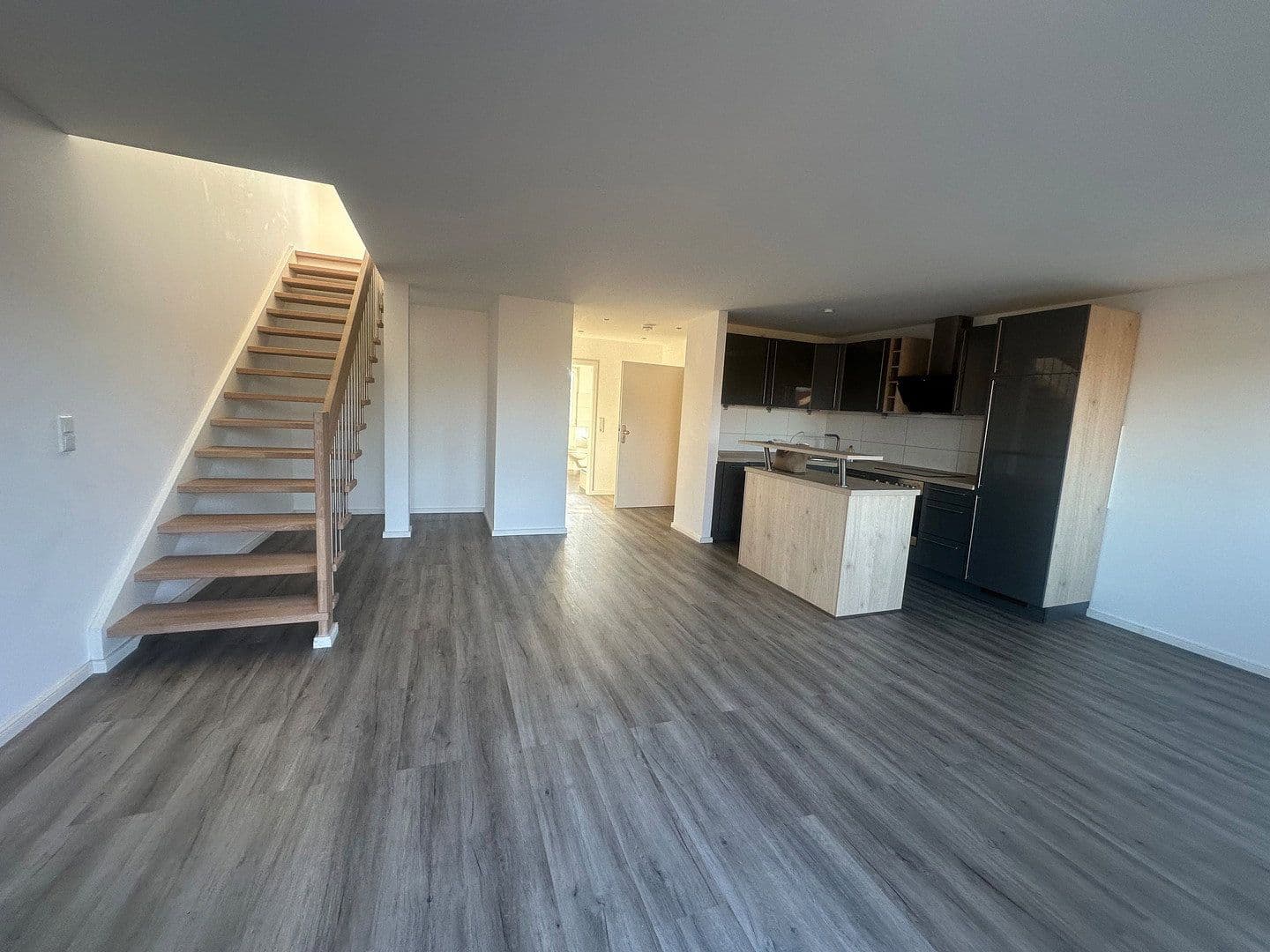 Prenájom bytu 3-izbový 106 m², Mannheim, Bádensko-Wurttembersko Prenájom bytu 3-izbový 106 m², Mannheim, Bádensko-Wurttembersko