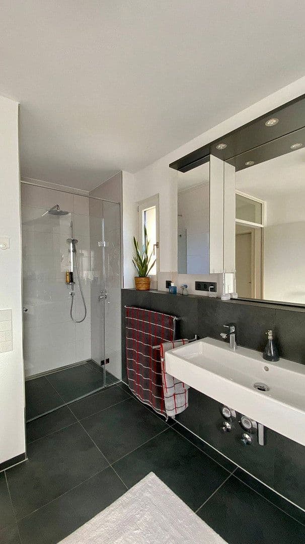 Prenájom bytu 5-izbový 185 m², Bühl, Bádensko-Wurttembersko Prenájom bytu 5-izbový 185 m², Bühl, Bádensko-Wurttembersko