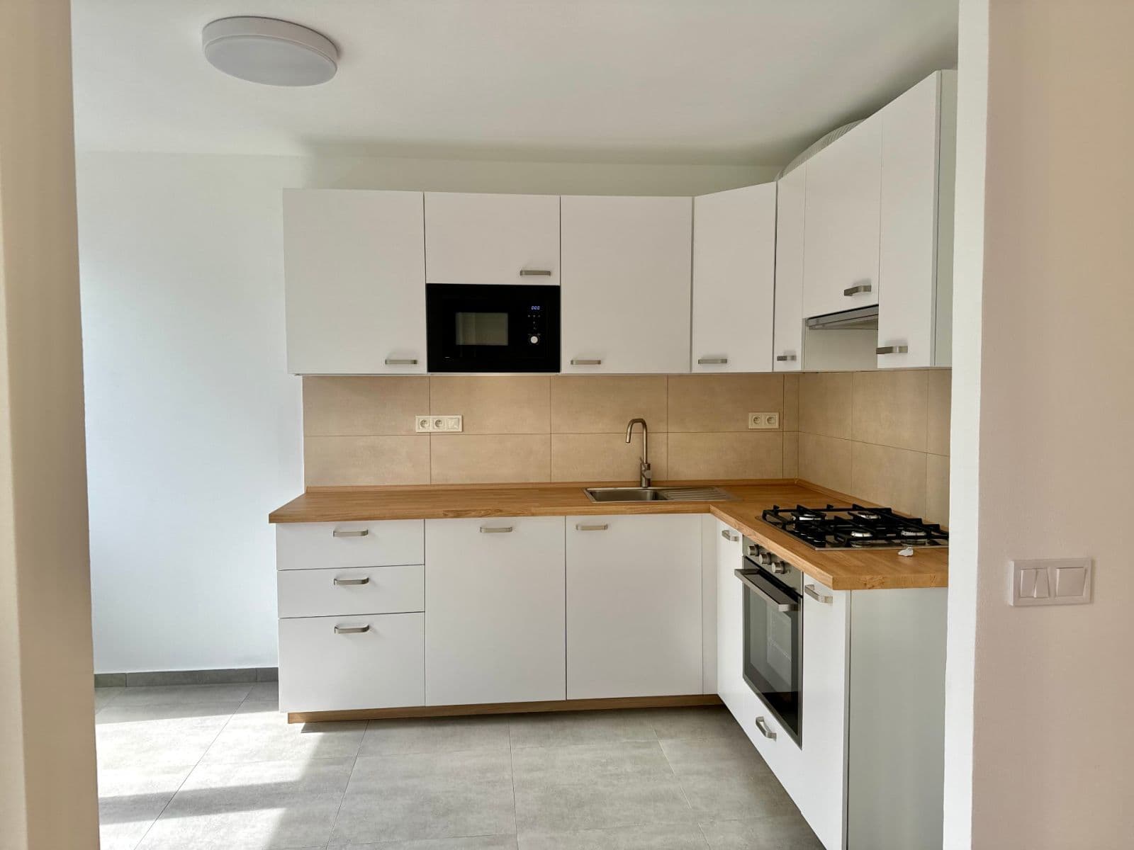 Prenájom bytu 3-izbový 68 m², Frýdlantská, Praha, Praha Prenájom bytu 3-izbový 68 m², Frýdlantská, Praha, Praha