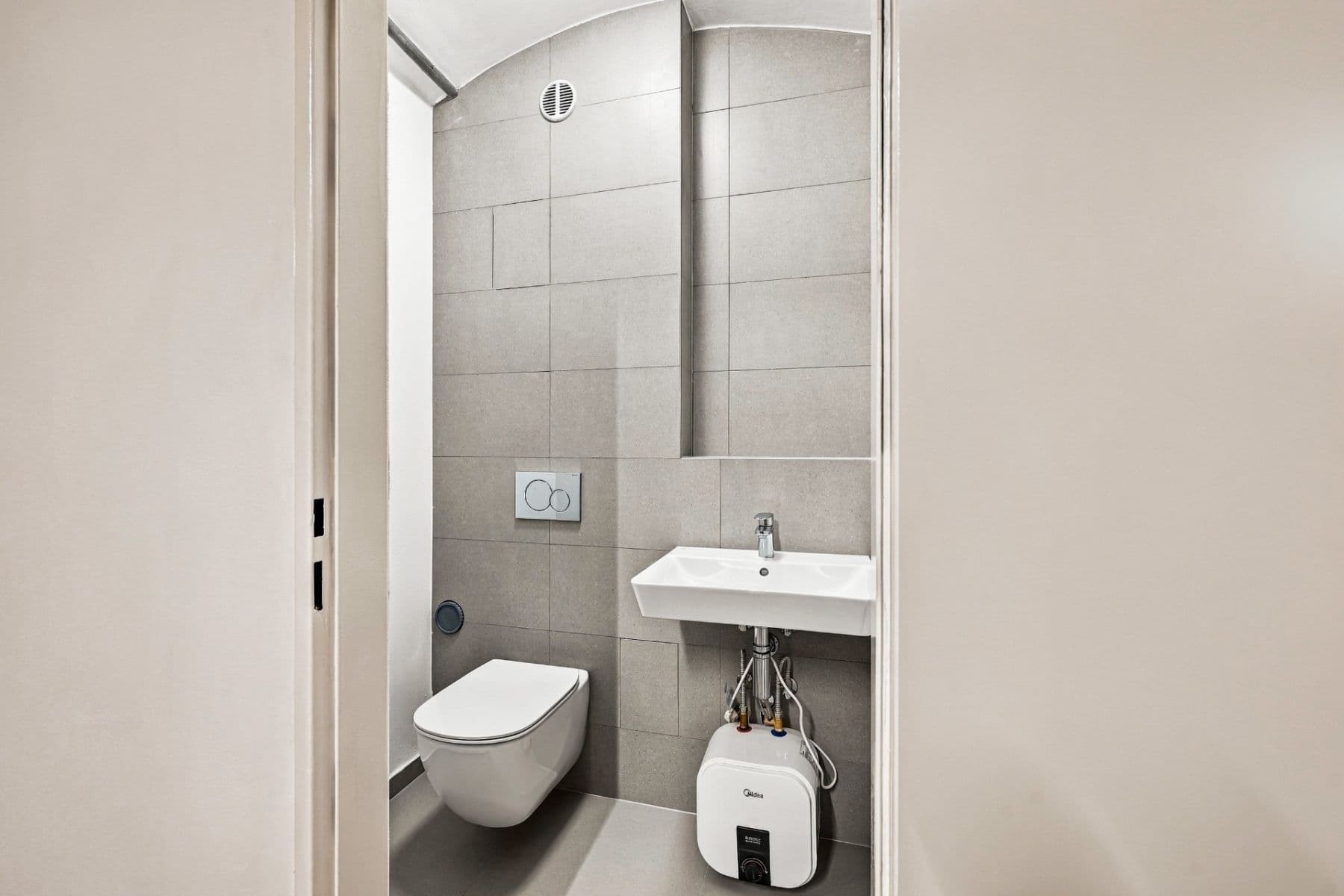 Prenájom nebytového priestoru 26 m², Sezimova, Praha, Praha Prenájom nebytového priestoru 26 m², Sezimova, Praha, Praha