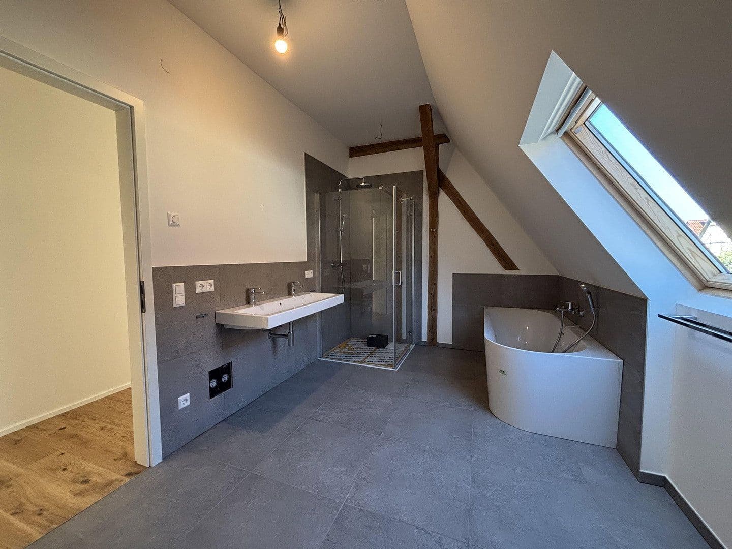Prenájom bytu 4-izbový 147 m², Niefern-Öschelbronn, Bádensko-Wurttembersko Prenájom bytu 4-izbový 147 m², Niefern-Öschelbronn, Bádensko-Wurttembersko