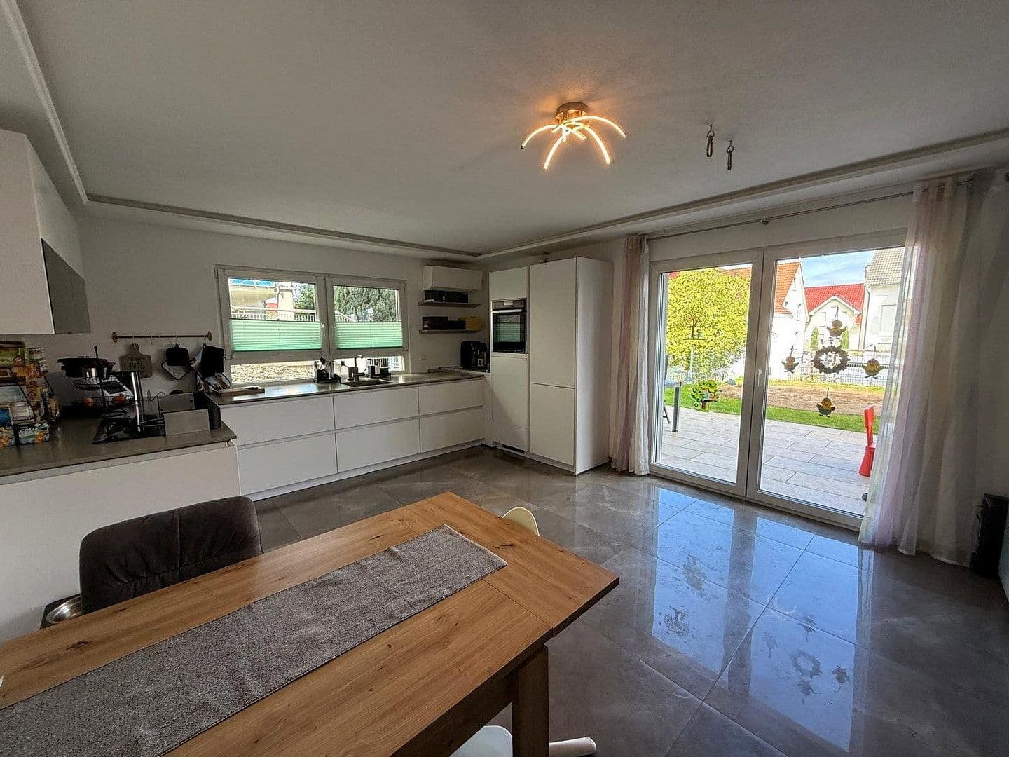 Predaj domu 193 m², pozemok 445 m², Kuppenheim, Bádensko-Wurttembersko Predaj domu 193 m², pozemok 445 m², Kuppenheim, Bádensko-Wurttembersko